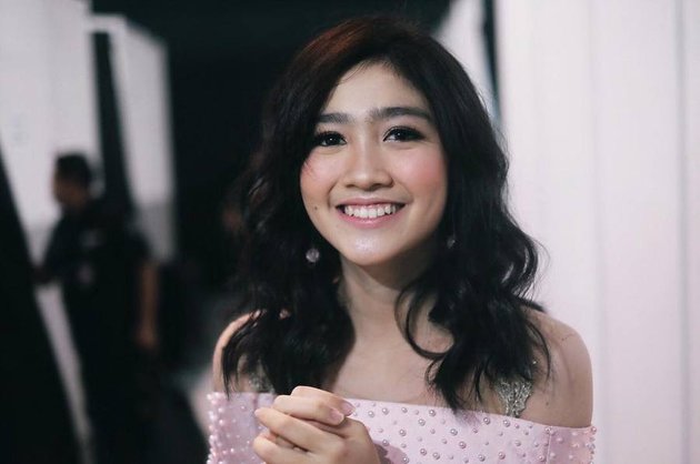 FOTO: MAKIN CANTIK DEWASA, FASHION FEBBY RASTANTY KEKINIAN 