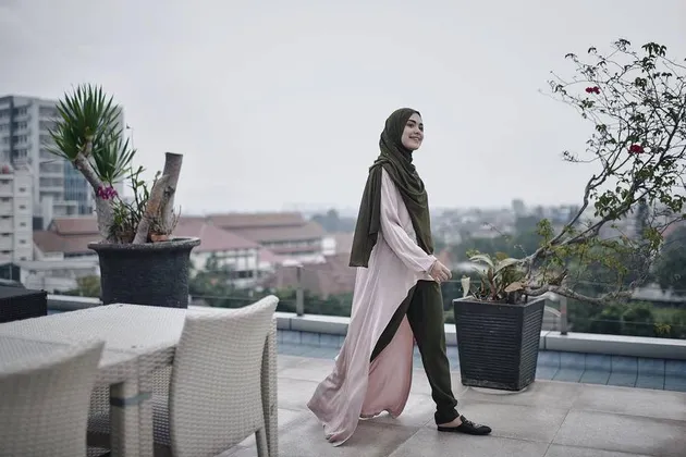 Vebby Palwinta Berhijab
