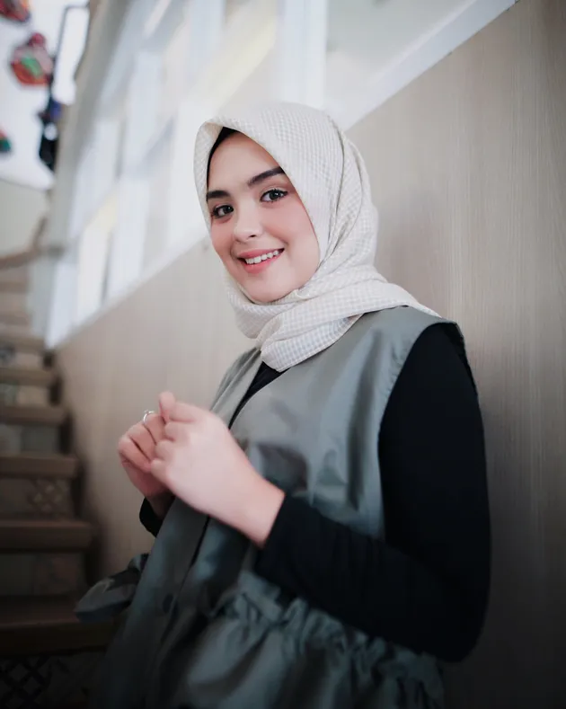 Vebby Palwinta Berhijab
