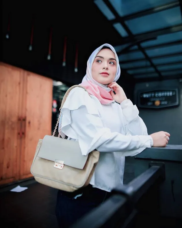 Vebby Palwinta Berhijab