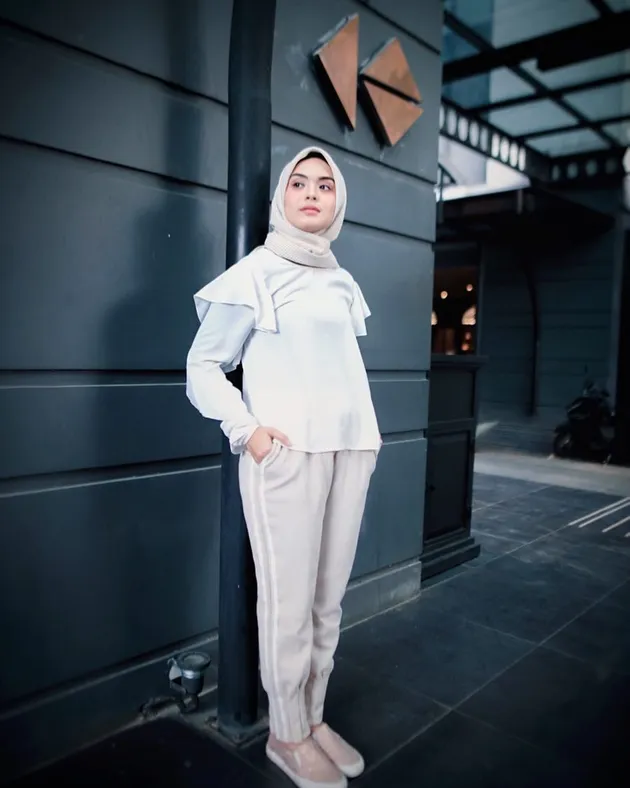 Vebby Palwinta Berhijab