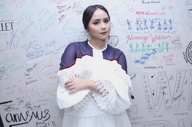 Penyanyi dan aktris cantik Gita Gutawa mengawali karirnya di dunia hiburan tanah air saat usianya masih belasan tahun. Kini, Gita tumbuh menjadi wanita muda yang begitu memukau!
