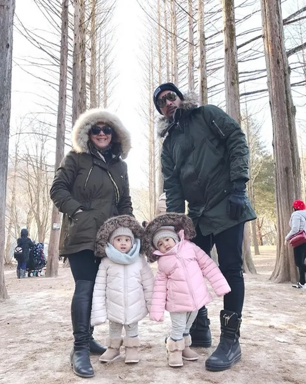 Kamu pastinya sudah tak asing lagi dengan si kembar yang lucu dan menggemaskan ini bukan? Mereka adalah Raja dan Ratu, anak Aisyahrani dan keponakan Syahrini.