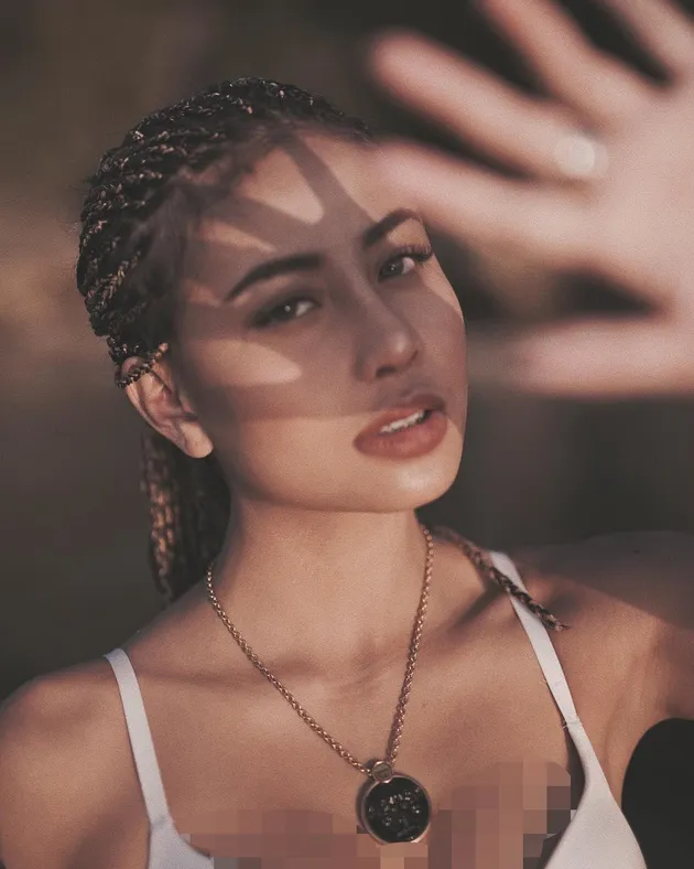 Makin cantik deh ya? Wajah Awkarin pastinya sudah tak asing lagi. Lama tak terdengar kabarnya, kini ia makin hot dan seksi lho.