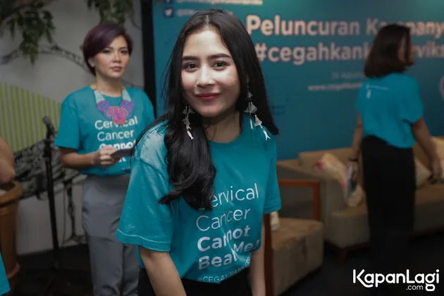 Sekarang ini memang seorang selebriti tak hanya disibukkan dengan satu bidang saja di dunia panggung hiburan. Sama halnya dengan bintang muda cantik yakni Prilly Latuconsina.