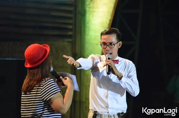 Meski di hari kedua acara sempat tertunda selama sekitar satu setengah jam, tapi turunnya hujan pun tetap tak berhasil menyurutkan gairah penikmat musik jazz di kota Malang.