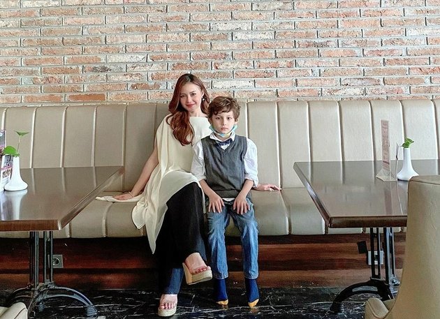 Foto Mama Muda Voke Victoria and Her Son Sky, Who is Very White, from Vacation to Baptism