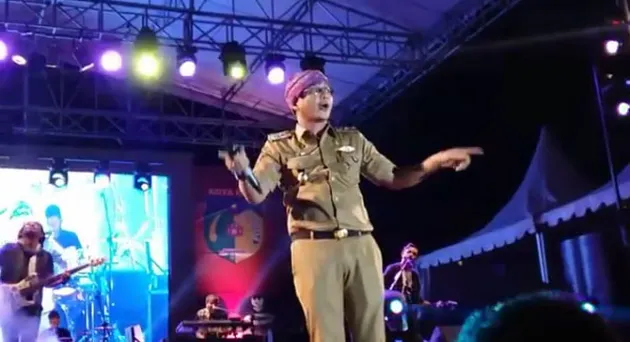 Pasha Pakai Baju Dinas Saat Manggung Bareng Ungu