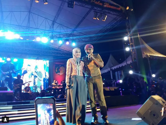 Pasha Pakai Baju Dinas Saat Manggung Bareng Ungu