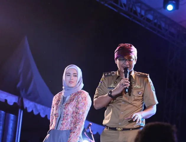 Pasha Pakai Baju Dinas Saat Manggung Bareng Ungu