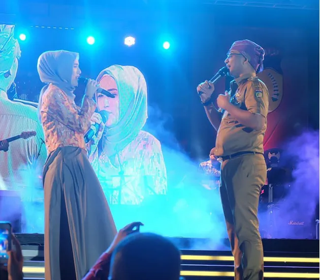 Pasha Pakai Baju Dinas Saat Manggung Bareng Ungu