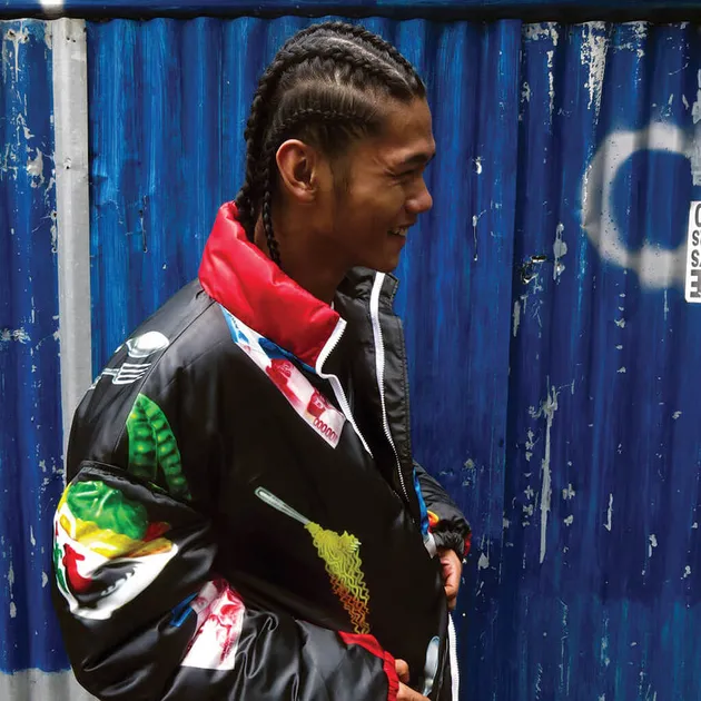 Joe Jonas Pakai Jaket Karya Desainer Indonesia