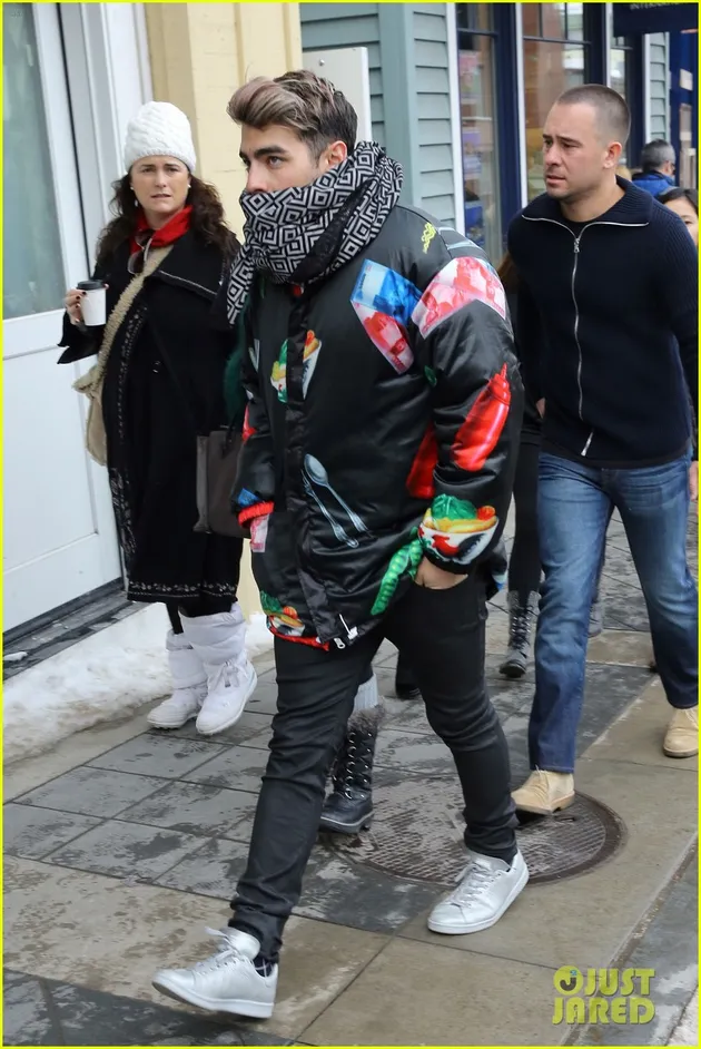 Joe Jonas Pakai Jaket Karya Desainer Indonesia