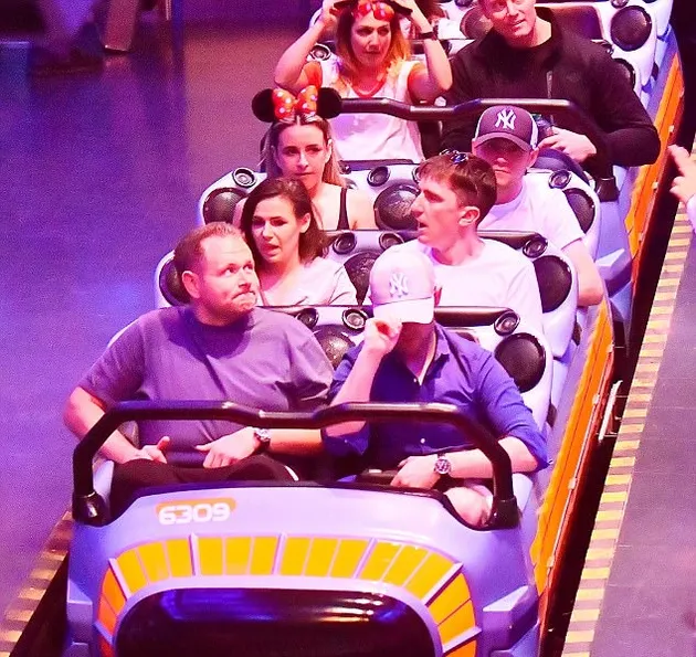 Niall Horan Kencan di Disneyland