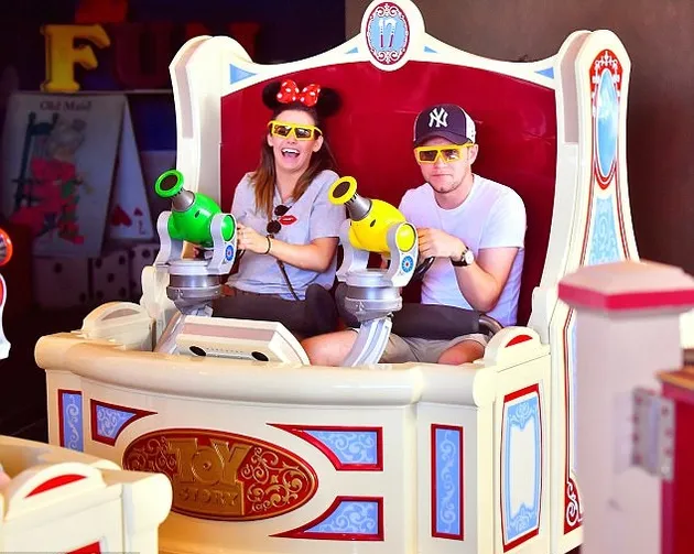 Niall Horan Kencan di Disneyland