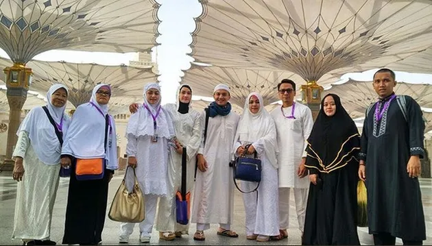 Sahrul Gunawan &amp; Anak Umrah