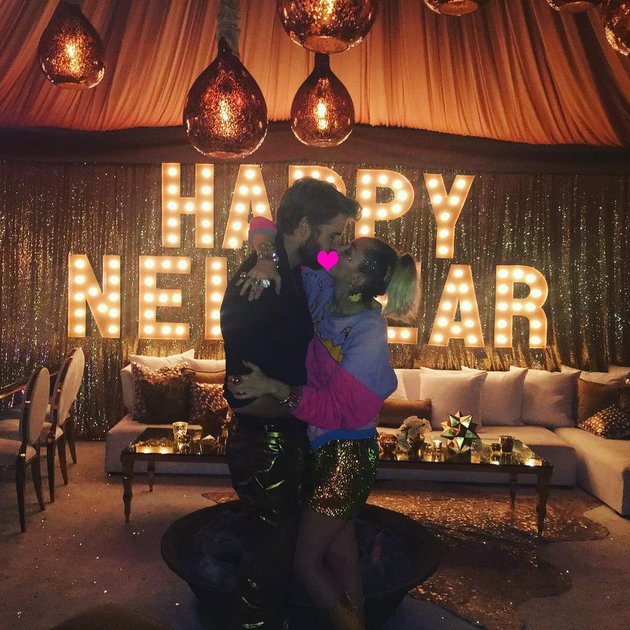 Seakan tak ingin menyimpan kebahagiaannya sendiri, Miley pun sempat mengunggah momen tahun baru dengan Liam. Di situlah mereka terlihat berciuman dengan mesra dan berpelukan.