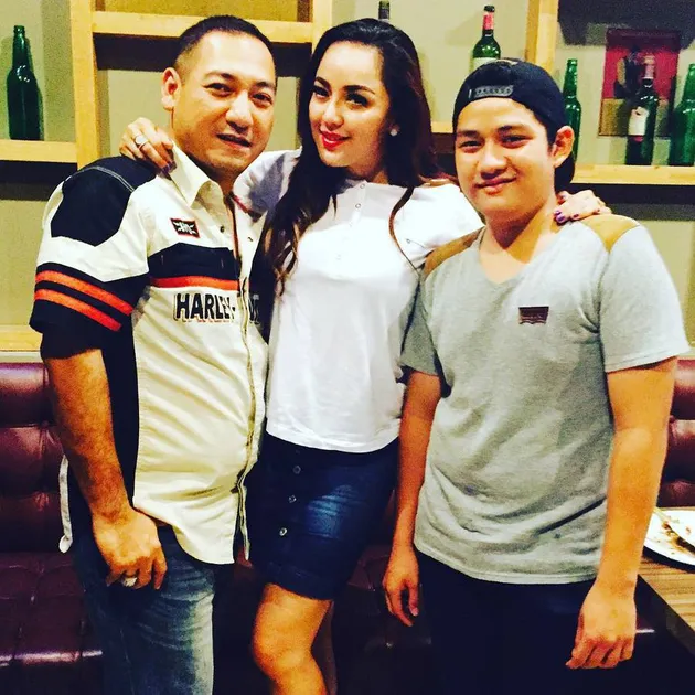 regina andriane saputri, farhat abbas