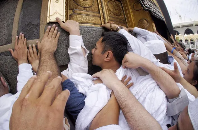 FOTO: Masa Tenang Pilkada, Annisa Pohan - Suami Beribadah Umrah
