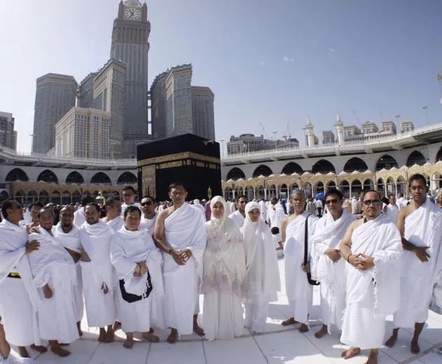 FOTO: Masa Tenang Pilkada, Annisa Pohan - Suami Beribadah Umrah