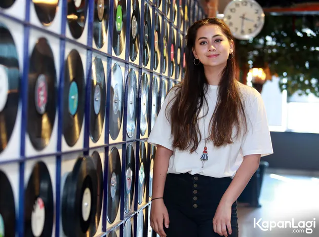 Saat ditemui di Warner Music Indonesia Gedung Alia, Tugu Tani, Jakarta Pusat. Rabu (23/8), Jasmine Thompson menceritakan tentang perbedaan album debutnya dengan EP terbarunya yang berjudul WONDERLAND.