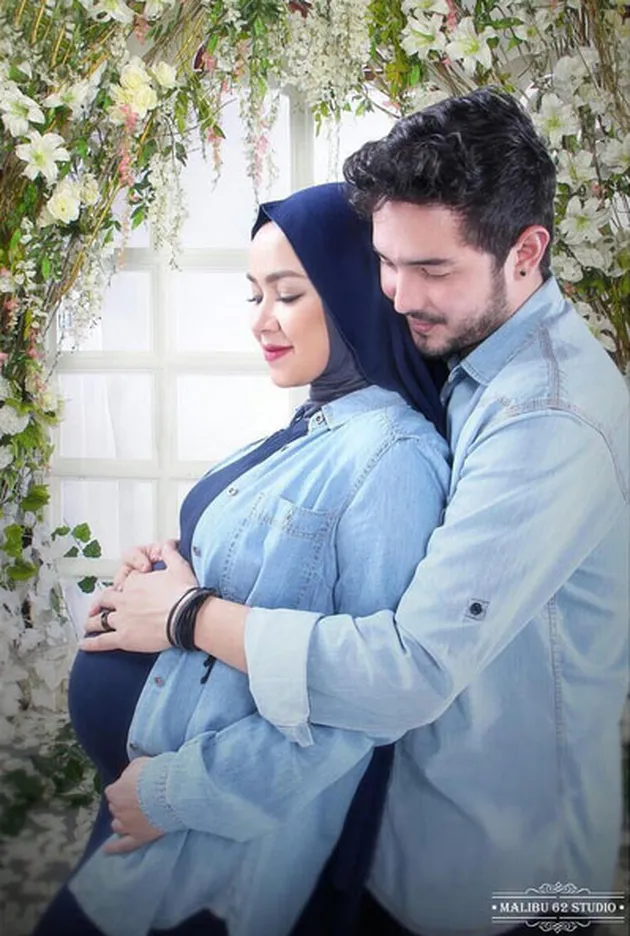 FOTO: MATERNITY SHOOT, ARYANI FITRIANA MESRA BARENG SUAMI 
