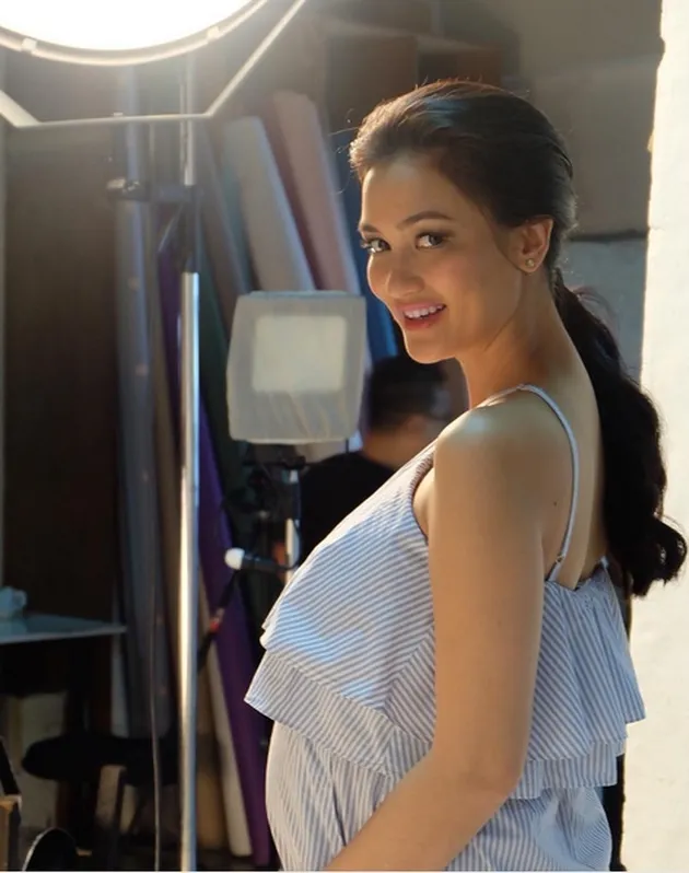 Atiqah Hasiholan hamil