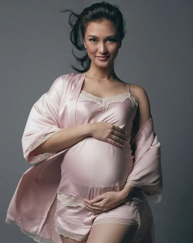 Atiqah Hasiholan hamil