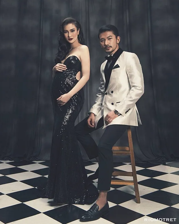 Atiqah Hasiholan hamil