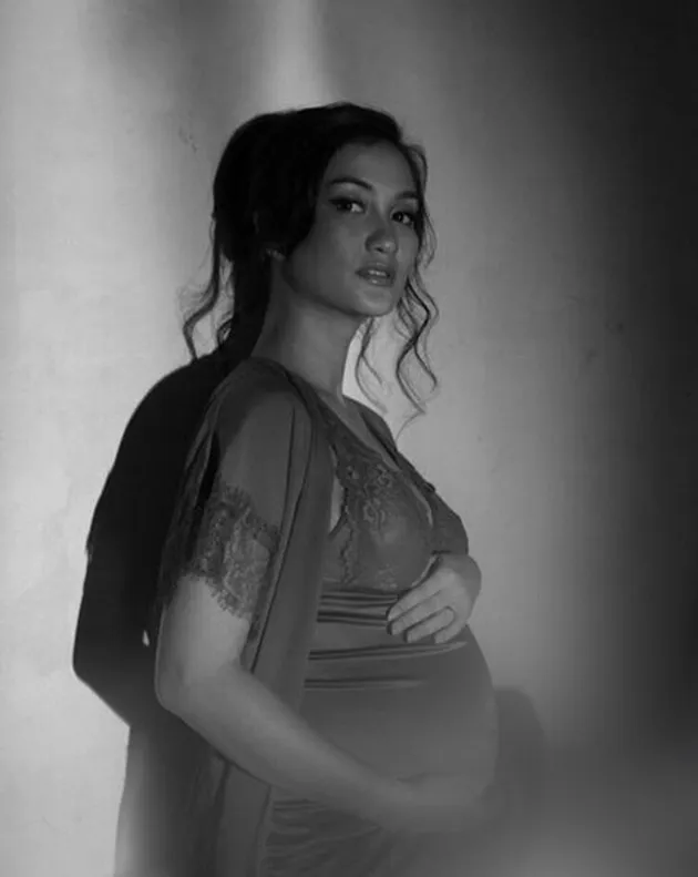 Atiqah Hasiholan hamil