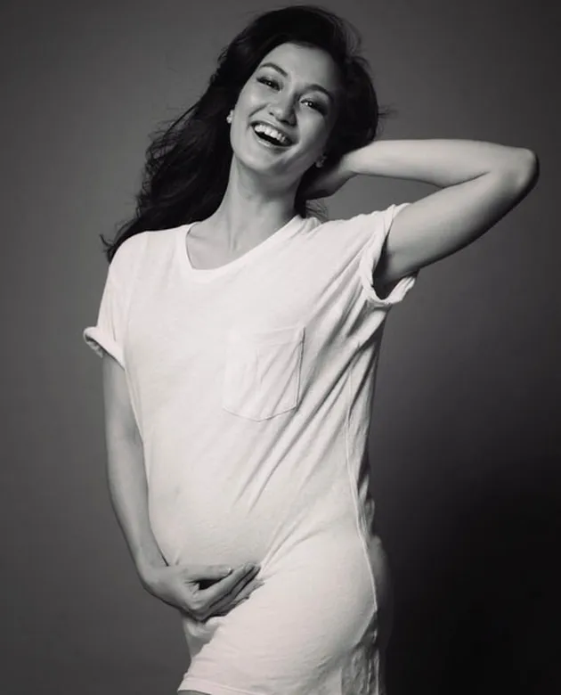 Kehamilan Atiqah Hasiholan