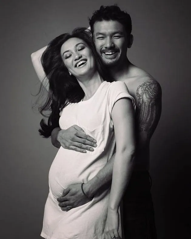 Kehamilan Atiqah Hasiholan