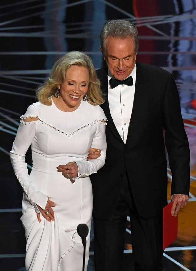 Ini adalah Faye Dunaway dan Warren Beatty, duo presenter yang membacakan kategori terakhir di Oscar 2017. Warren (kiri) salah membacakan nama pemenang di mana seharusnya MOONLIGHT memenangkan kategori Best Picture of The Year, bukan LA LA LAND.