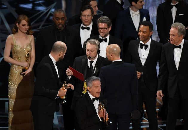 Oscar 2017 kali ini benar-benar tak terlupakan. Di momen pengumuman pemenang Best Picture, Warren Beatty salah membacakan nama pemenang di saat para kru dan cast LA LA LAND sudah menyampaikan acceptance speech-nya di atas panggung.