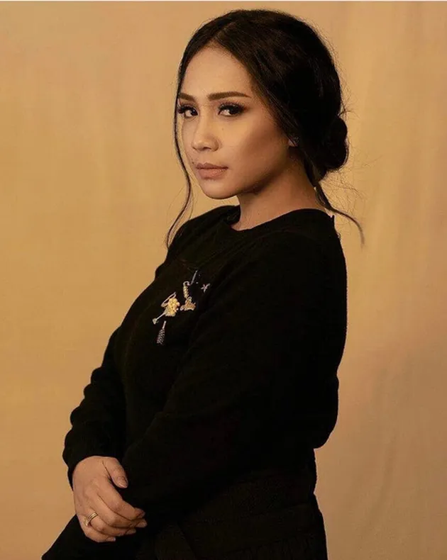 Nagita Slavina merupakan salah satu bintang di tanah air yang cukup sering diperbincangkan. Mulai dari kehidupan pribadi, kisah rumah tangga, hingga busana fashionable yang ia kenakan.