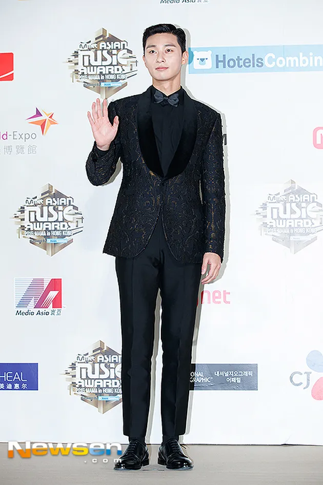 Men In Suit MAMA 2016