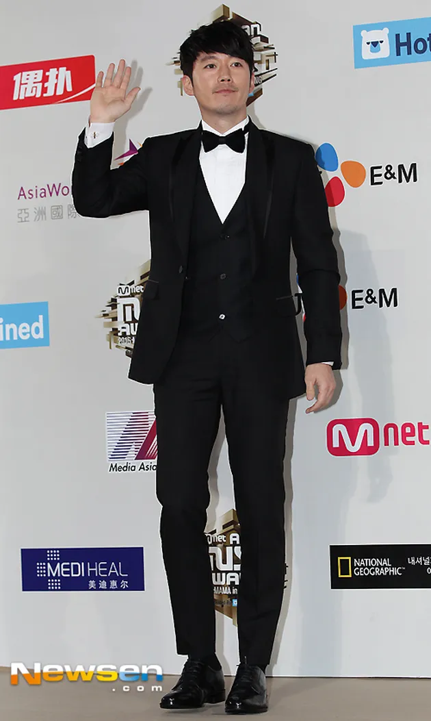 Men In Suit MAMA 2016