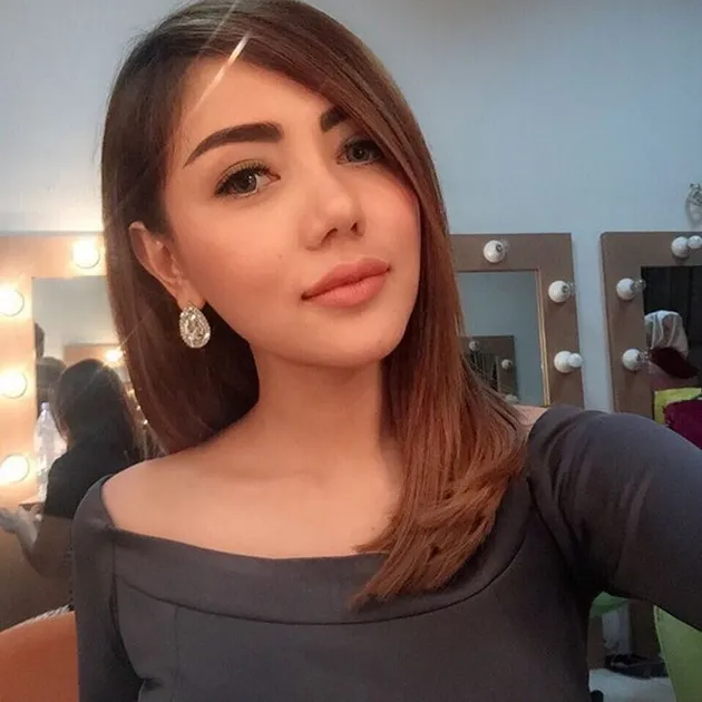 FOTO MENDADAK BLONDE BELLA  SHOFIE PAMER GAYA  RAMBUT  BARU  FOTO MENDADAK BLONDE BELLA  SHOFIE PAMER GAYA  RAMBUT  BARU