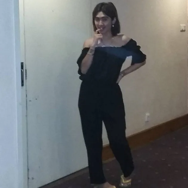 Suami Revi Mariska Bule?