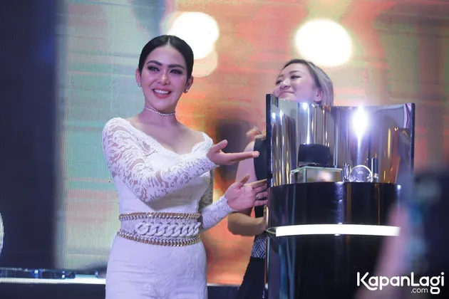 Berbicara soal penampilan, penyanyi cantik Syahrini memang tak bisa dilewatkan. Wanita kelahiran kota Bogor yang satu ini dikenal dengan gaya dan penampilan yang serba mewah dan glamor.