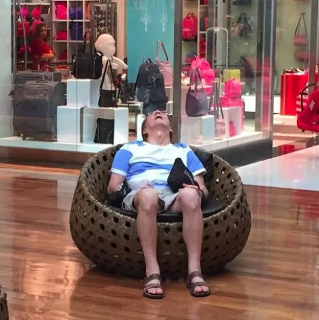 foto pria menunggu istrinya berbelanja