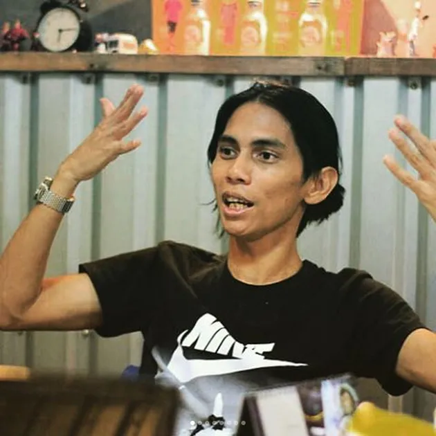 Angga Dwimas Sasongko didaulat sebagai sutradara WIRO SABLENG 212. Ia adalah sutradara di balik FILKOP, SURAT DARI PRAHA dan yang terbaru, BUKAAN 8.