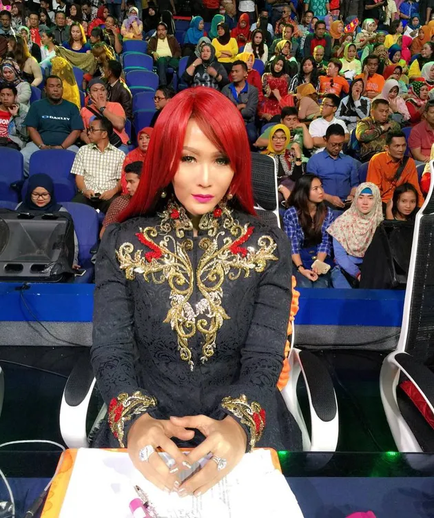 FOTO: MERAH MENYALA, INUL DARATISTA TIRU GAYA RAMBUT TOKOH ...