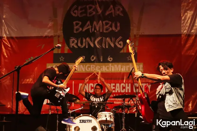 Panggung Gebyar Bambu Runcing menjadi tempat mereka merayakan hari jadinya yang ke 17 tahun. Sebuah acara yang dipenuhi oleh para Rocket Rock Friends, fans dari band asal Bandung ini.