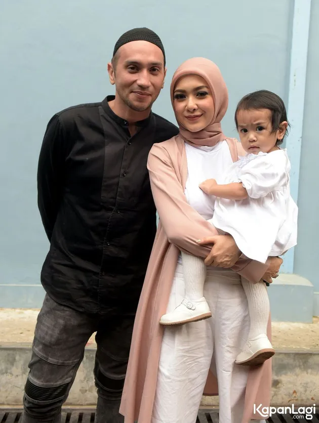 FOTO Meski Repot, Gary Iskak & Richa Urus Dua Anak Tanpa ...