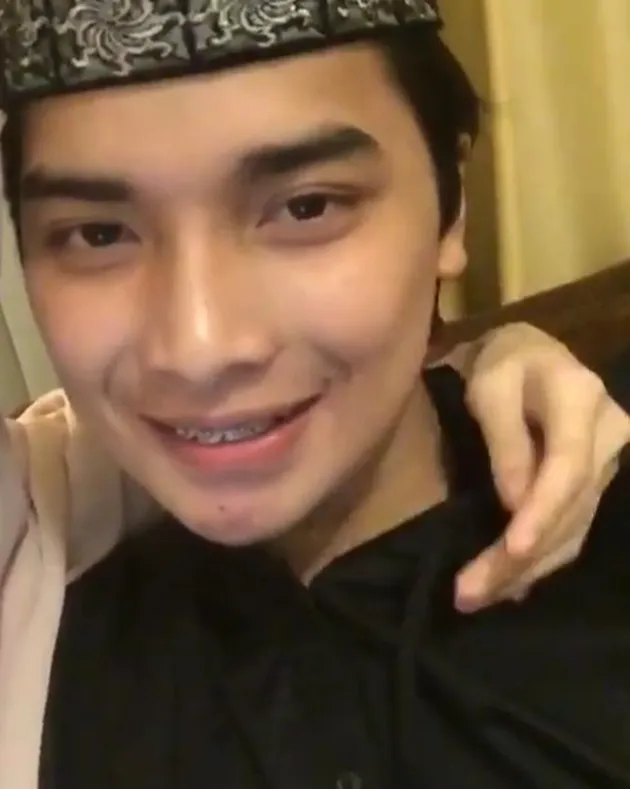 FOTO MESRA ALVIN & LARISSA CHOU, CUBIT PIPI - PEGANGAN ...