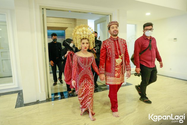 Saat memasuki ruang konferensi pers, Kiky dan Khairi datang sambil bergandengan tangan. Udah nggak bisa terpisahkan rupanya ya!