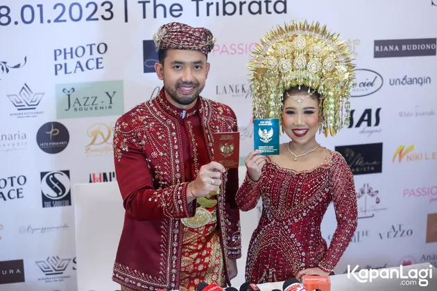 Foto Mesra Kiky Saputri dan Muhammad Khairi Saat Preskon Setelah Nikah