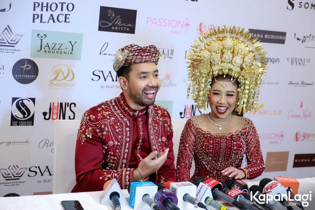 Foto Mesra Kiky Saputri dan Muhammad Khairi Saat Preskon Setelah Nikah