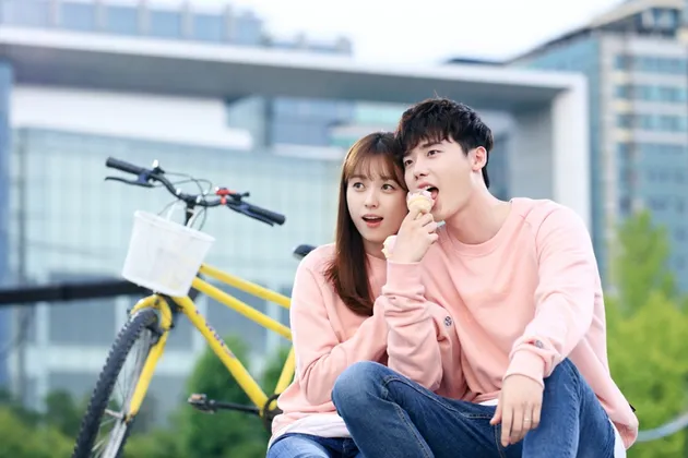 Lee Jong Suk - Han Hyo Joo drama W